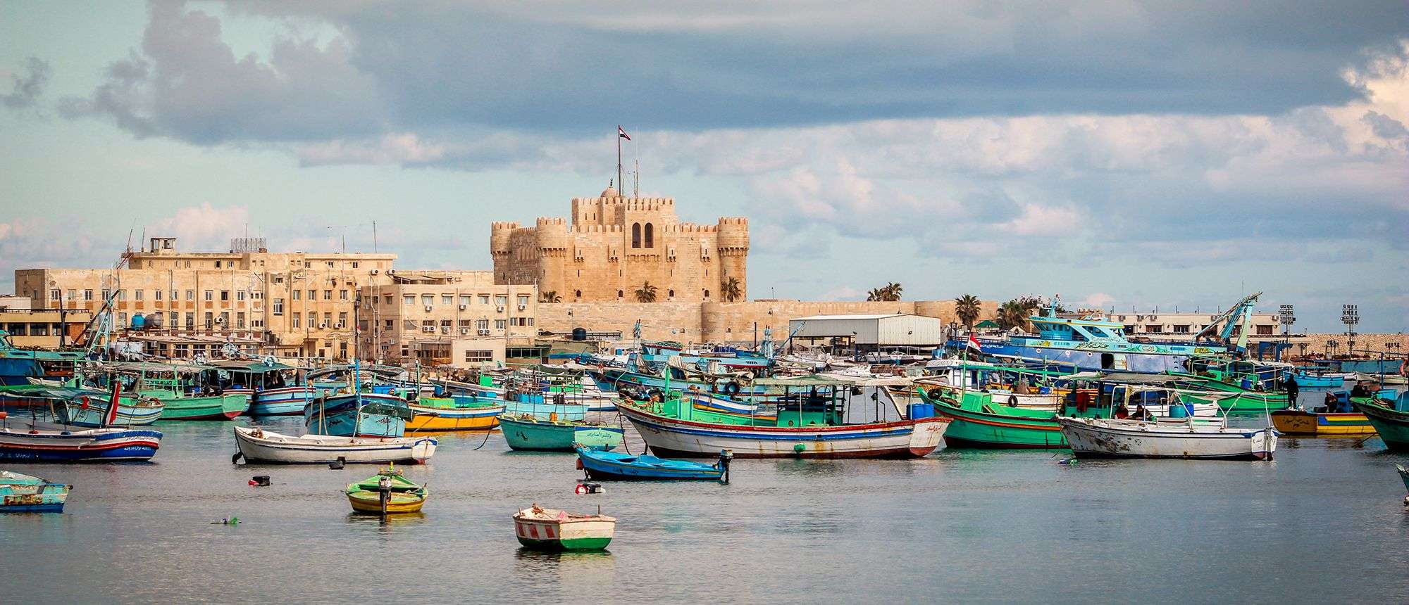 Набережная марина хургада. Каир порт саид. Александрия египетская. Александрийский порт в египте. Порт города александрия египет.