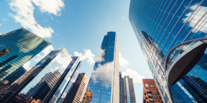 Licenciements dans les multinationales : quel signal pour le marché du travail international ?