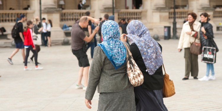 women wearing the veil