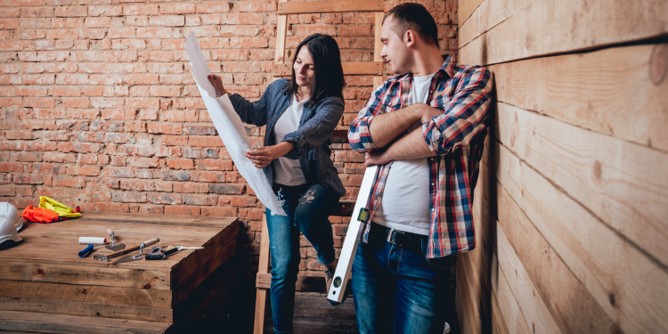 couple renovant leur maison