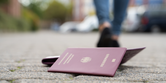 &iquest;Pasaporte perdido o robado? Aqu&iacute; le mostramos c&oacute;mo recuperarlo en el extranjero