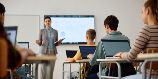 &Eacute;tudier dans un lyc&eacute;e fran&ccedil;ais &agrave; l'&eacute;tranger : est-ce comme en France ?