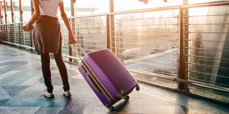 jeune femme tirant sa valise