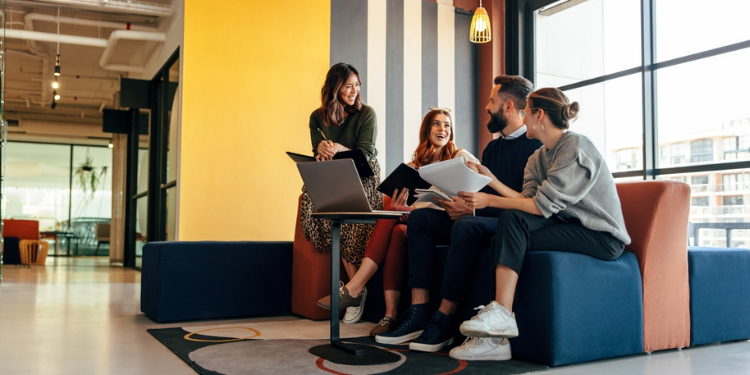 jeunes personnes au bureau