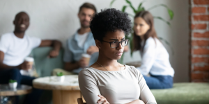 Expatriation et discrimination : faut-il quitter le pays ?