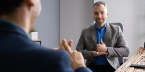 Comment apprendre les langues des signes en expatriation 