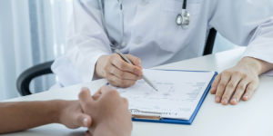 Comment s'assurer d'un bon suivi médical quand on vit à l'étranger