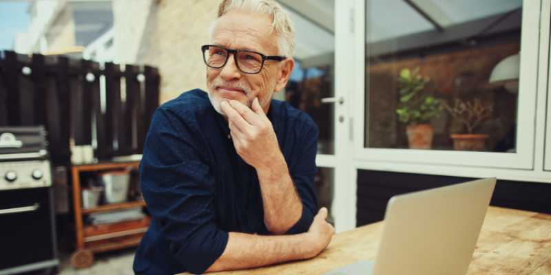 homme retraite travaillant sur son ordinateur
