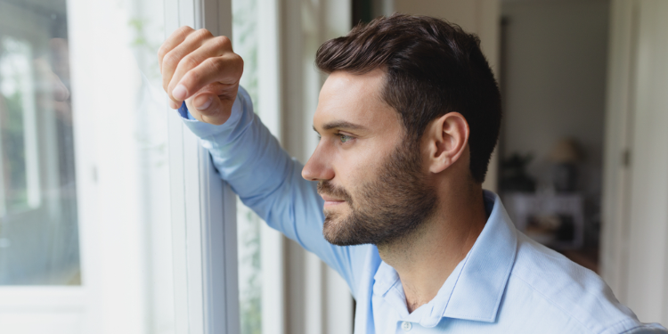 jeune homme qui réfléchit