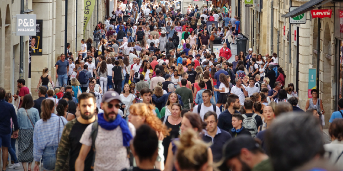 personnes marchant dans la rue à Bordeaux