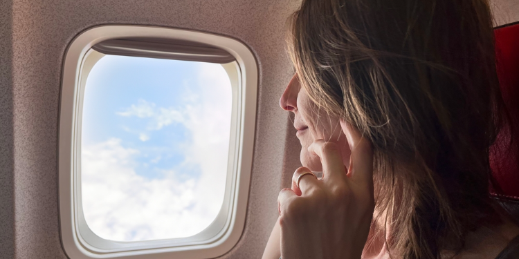 jeune femme dans l'avion