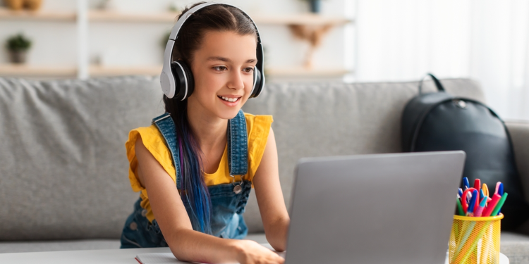 fille suivant des cours en ligne