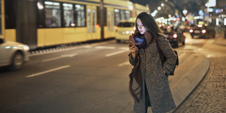 fille marchant seule dans la rue