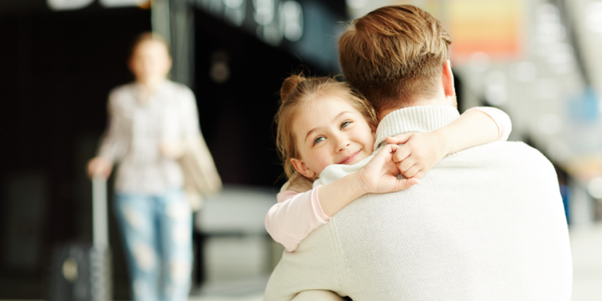 pere et fille a l'aeroport