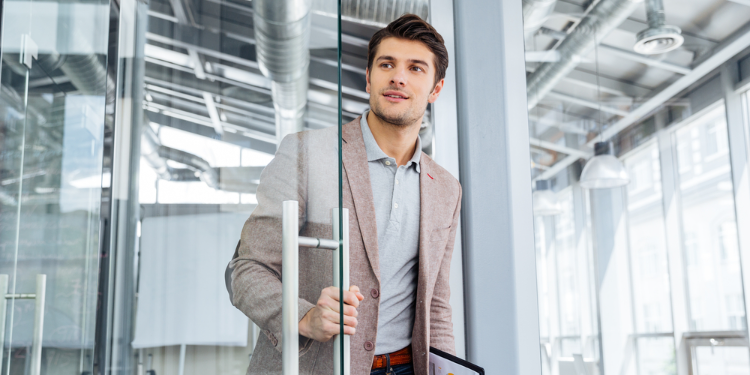 jeune homme au bureau