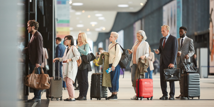 groupe de personnes a l'aeroport
