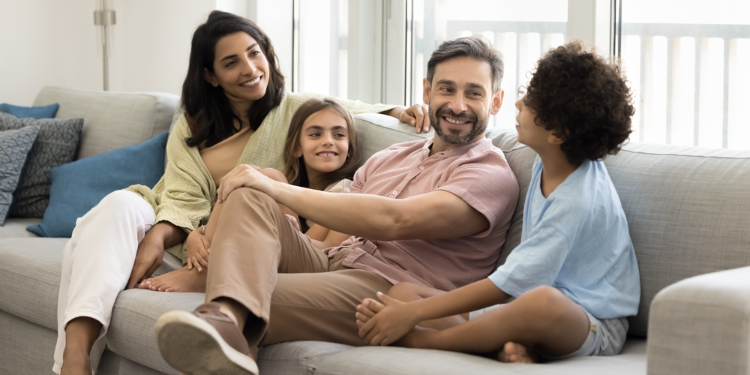 famille en train de discuter