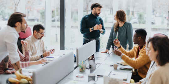 March&eacute; du travail international : comment s'int&egrave;grent les jeunes ?