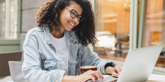 Bien-&ecirc;tre des salari&eacute;s : le t&eacute;l&eacute;travail &agrave; l'&eacute;tranger est-il la solution ?