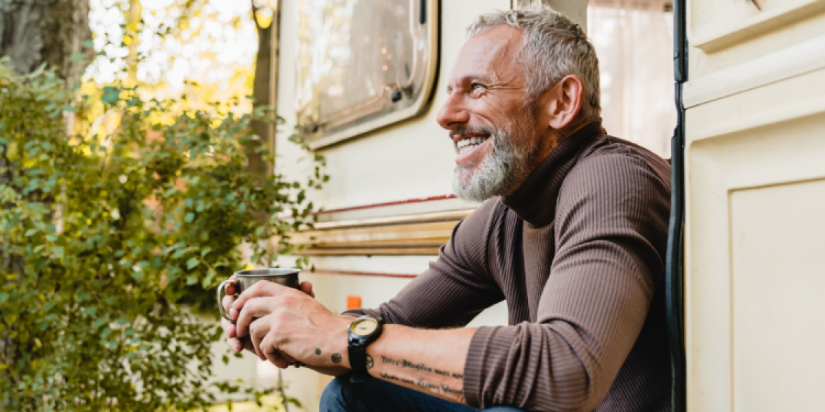 homme prenant un cafe