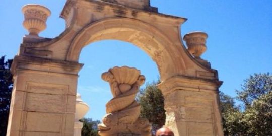 Nando, espatriato a Malta, gestisce un portale di poker online