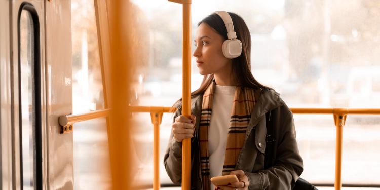jeune femme dans le bus