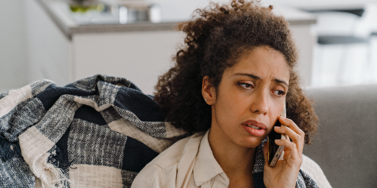 jeune femme malade au telephone