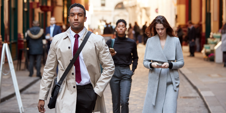 jeunes personnes dans la rue 