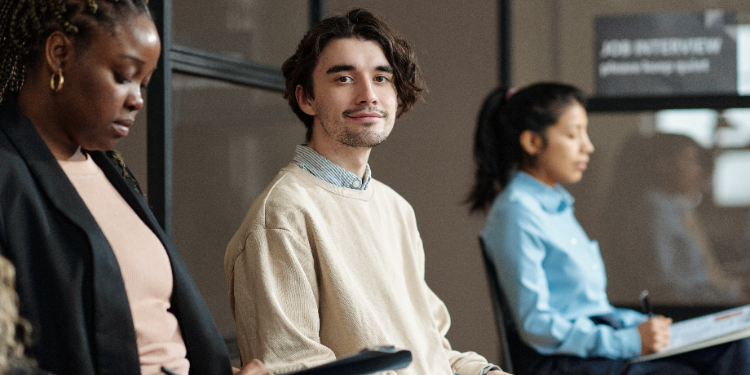 jeune homme a un entretien d'embauche