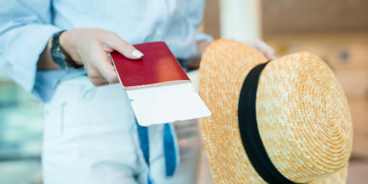 jeune femme tendant son passeport et visa