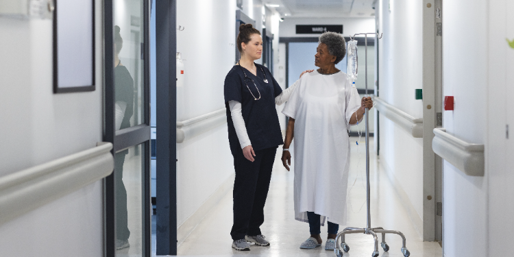 medecin parlant a une patiente