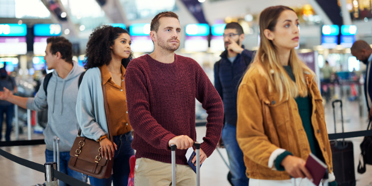 personnes a l'aeroport