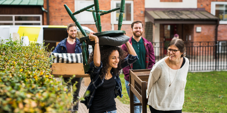 groupe de personnes portant des meubles