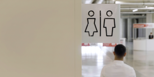 Pause-toilette au travail : un droit universel ?