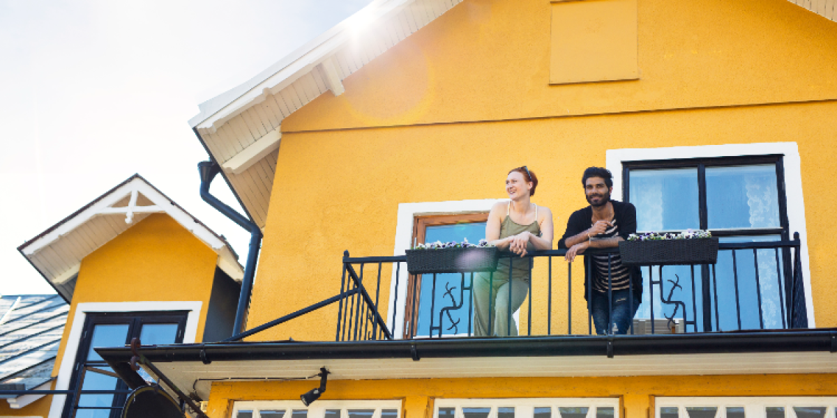 couple sur le balcon de leur maison