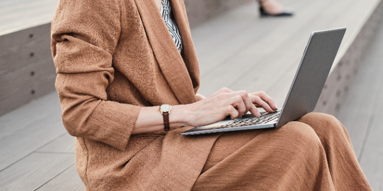 mujer usando su ordenador portátil