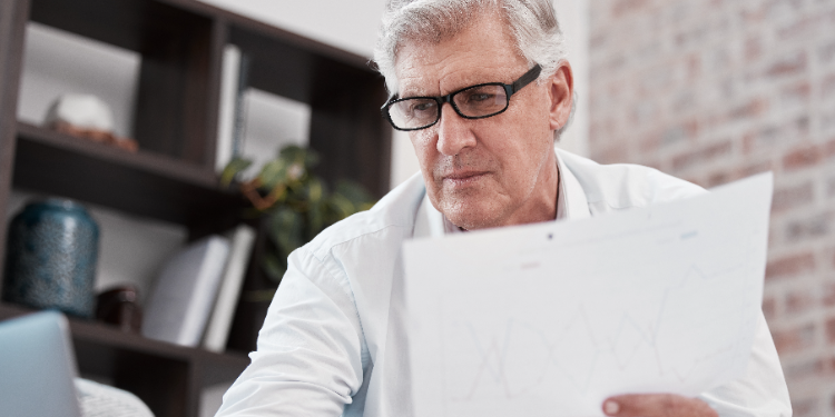 hombre con documentos
