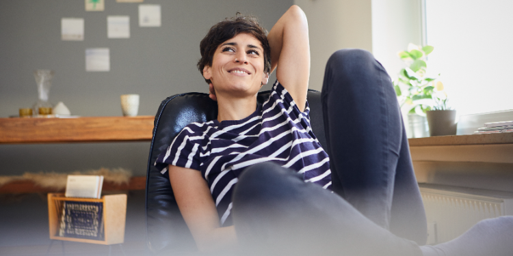 joven mujer relajada