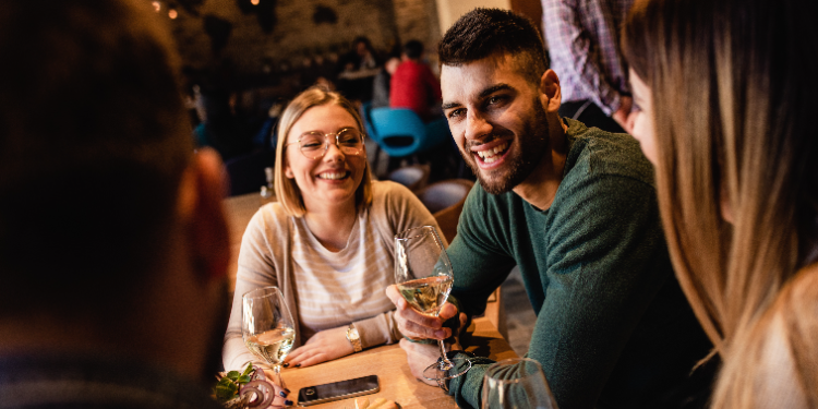 groupe d'amis au restaurant