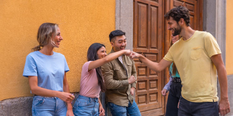 groupe de personnes qui se saluent