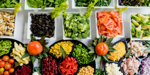 Gestire i pasti all'estero: come cambia il rapporto con il cibo per gli espatriati italiani