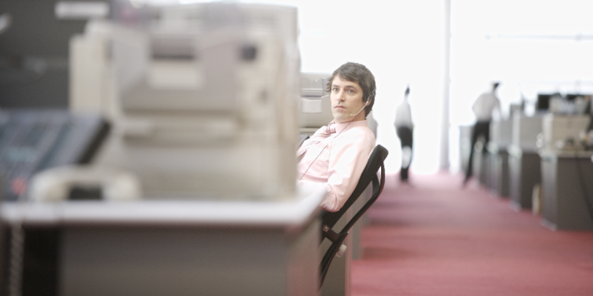 joven hombre en la oficina