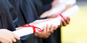 Emploi à l'international : faut-il un master ou des compétences ?