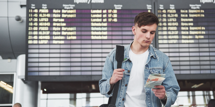 jeune homme a l'aeroport