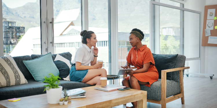 deux jeunes femmes discutent dans un appartement
