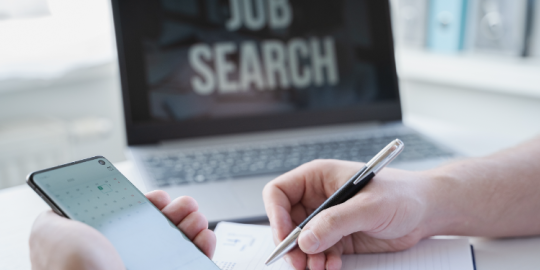 Pourquoi les jeunes dipl&ocirc;m&eacute;s peinent &agrave; trouver un emploi