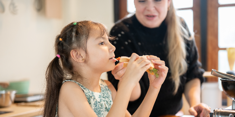 petite fille mangeant un sandwich