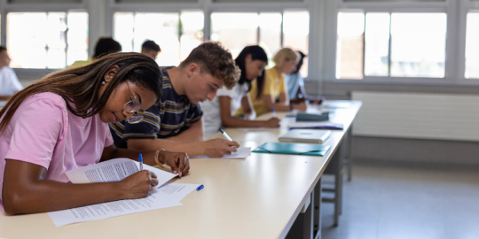 La France suspend les &eacute;preuves du bac et du brevet dans plusieurs pays