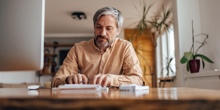 homme planifiant son budget retraite