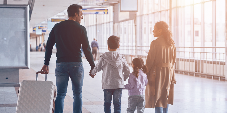 famille partant en voyage